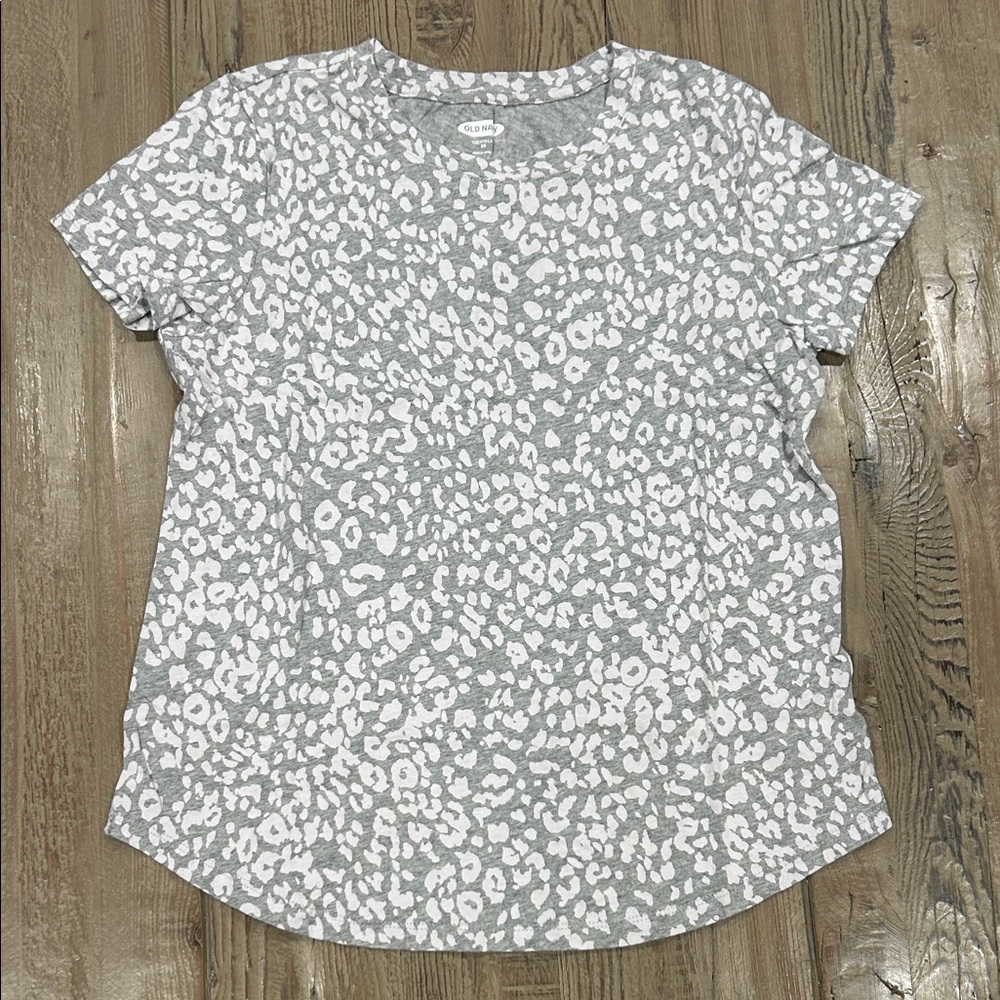 Old Navy Gray and White Leopard Print Tee